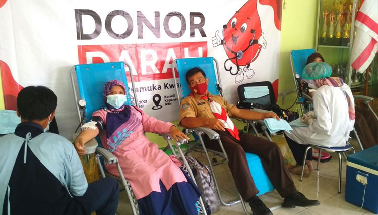 Peserta didik, guru, dan karyawan SMK Merah Putih Jetis ikuti aksi donor darah dalam rangka Hari Pahlawan Nasional,  Rabu (10/11/2021). (Foto-foto: SMK Merah Putih Jetis for TIMES Indonesia) 