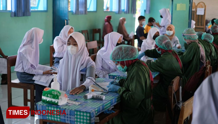 Pelajar SMK Kesehatan Bantul ketika mengikuti vaksinasi Covid-19 di sekolah setempat. (FOTO: Humas SMK Kesehatan Bantul for TIMES Indonesia)