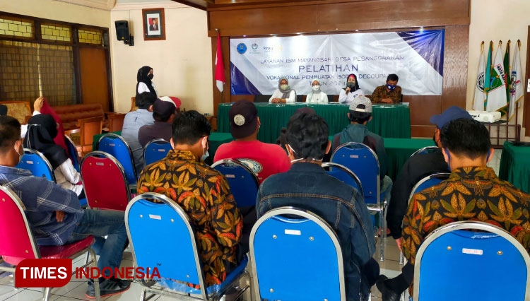 Suasana pelatihan deucopage yang dilaksanakan BNN Kota Batu, IBM Desa Pesanggrahan dan Rotary Club of Batu. (Foto: Muhammad Dhani Rahman/TIMES Indonesia)