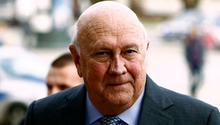 Mantan presiden Afrika Selatan Frederik Willem de Klerk tiba pada konferensi pers satu hari menjelang KTT Dunia ke-13 Penerima Hadiah Nobel Perdamaian di Warsawa 20 Oktober 2013. (FOTO: Reuters)