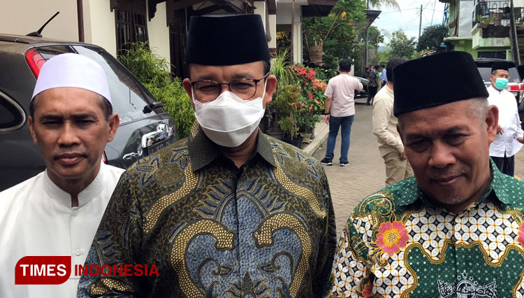 Gubernur DKI Jakarta, Anies Baswedan didampingi Ketua PWNU Jatim, KH Marzuqi Mustamar saat ditemui awak media, Jumat (12/11/2021). (Foto: Rizky Kurniawan Pratama/TIMES Indonesia)