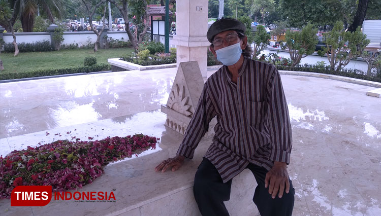 Kerabat WR Soepratman yang bangun makam WR Soepratman, Soerachman. (Foto: Khusnul Hasana/TIMES Indonesia)