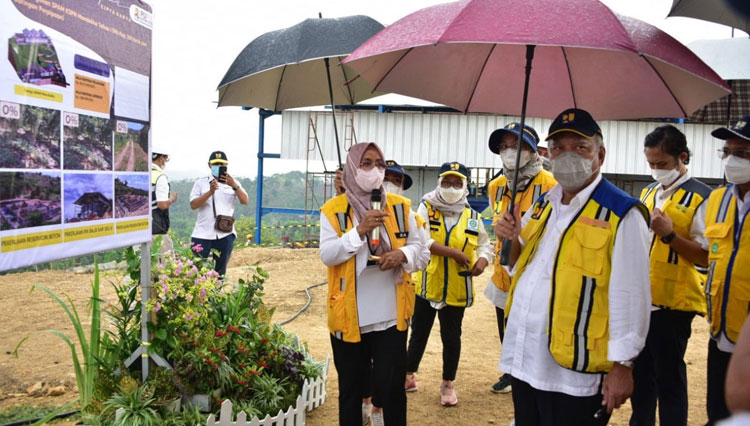 Menteri PUPR RI Basuki Hadimuljono didampingi Bupati Lombok Tengah Lalu Pathul Bahri saat meninjau pembangunan TPA Pengengat di Kabupaten Lombok Tengah, Kamis (11/11/2021) (FOTO: Biro Komunikasi Publik Kementerian PUPR RI)