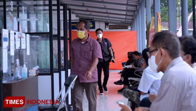 Penumpang kereta api di stasiun Jember sedang mengantre untuk melakukan test rapid antigen. (Foto: Siti Nur Faizah) 