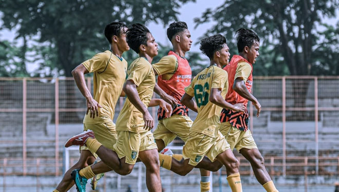 Penggawa muda Persebaya dalam sesi latihan di Gelora 10 Nopember Surabaya. (FOTO: MO Persebaya)