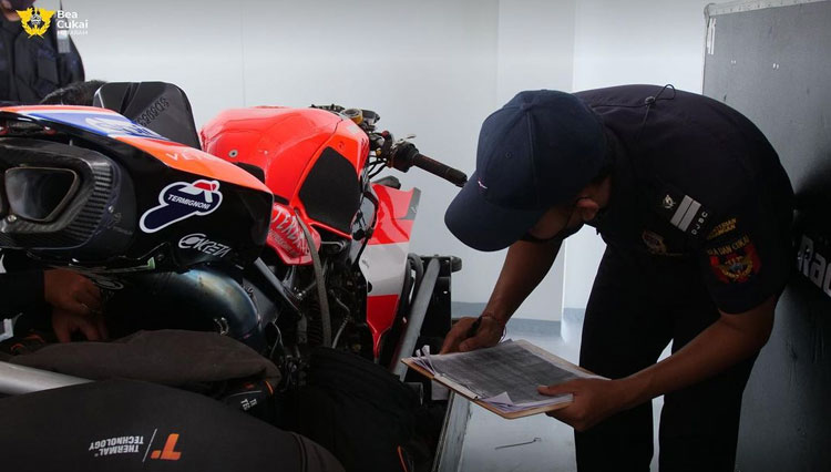 Petugas Bea Cukai Mataram memeriksa kedatangan logistik  di Bandara Internasional Zainuddin Abdul Madjid sebagai persiapan Idemitsu Asia Talent Cup (IATC) dan World Superbike di Pertamina Mandalika Internasional Sirkuit (Foto: Instagram beacukaimataram)