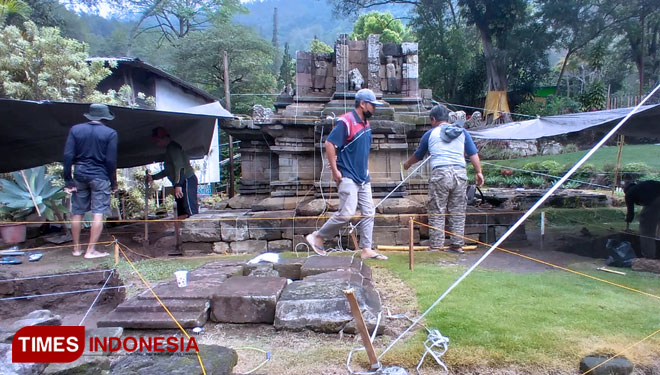 Tim ekskavasi BPCB Trowulan sedang melakukan penggalian di candi yang dibangun di era Jawa Kuno ini. (foto: Muhammad Dhani Rahman/TIMES Indonesia)