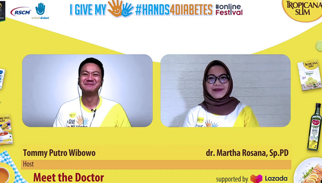 Tommy Putro Wibowo selaku host #Hands4Diabetes2021 Online Festival bersama dr. Martha Rosana, SpPD. (Foto: Youtube Tropicana Slim)