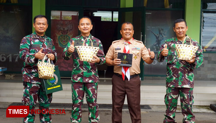 Waaster Kasad Bidang Tahwil Komsos dan Bakti TNI, Brigjen TNI Toto Nurwanto, didampingi Dandim 0617/Majalengka, Letkol Inf Andik Siswanto menunjukan produk sereh wangi sugih mukti. (Foto: Jaja Sumarja/TIMES Indonesia)
