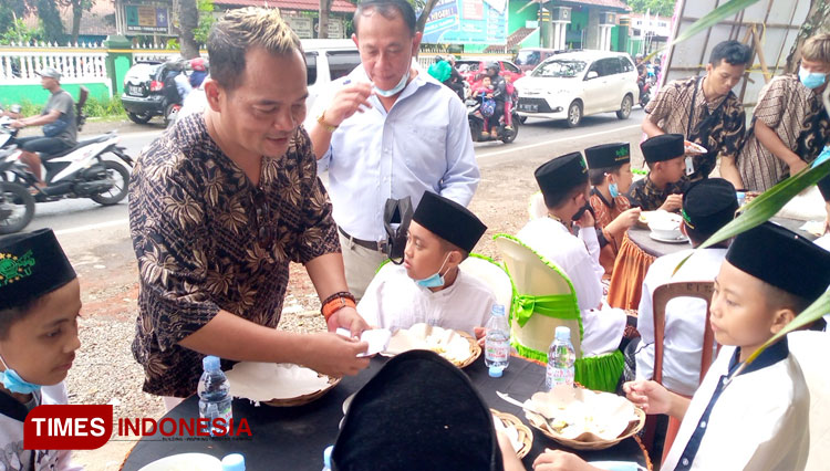 Muhammad Timbul Siswoyo saat memberikan santunan. (FOTO : Muchlas Hamidi/ TIMES Indonesia)