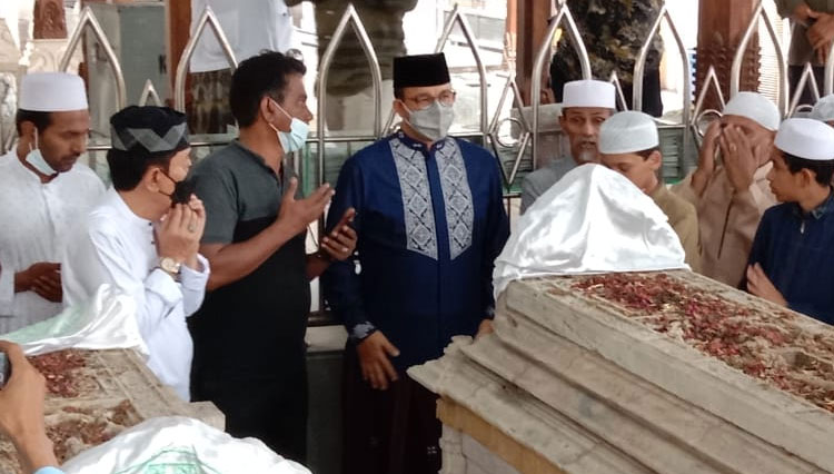 Gubernur DKI Jakarta Anies Baswedan saat berziarah ke Makam Maulana Malik Ibrahim Gresik. (Foto: Doc. Pengurus Makam Sunan Maulana Malik Ibrahim Gresik for TIMES Indonesia)