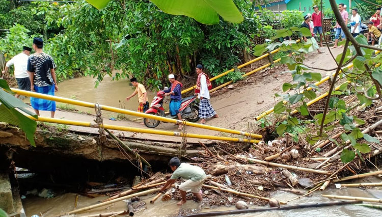 Kondisi jembatan yang rusak berat di Lombok Barat, NTB, setelah diterjang banjir. (FOTO: BNPB)