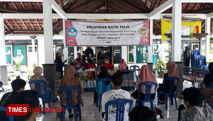 Tim dosen UNMER Malang menggelar pelatihan batik tulis yang diikuti oleh remaja masjid, karang taruna, aktivis anti narkoba dan masyarakat marjinal Desa Sengguruh, Kabupaten Malang. (FOTO: AJP TIMES Indonesia)