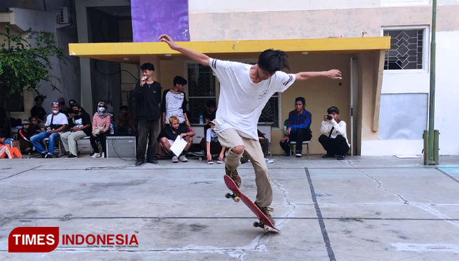 Peserta menampilkan trik terbaiknya dalam menaklukkan papan seluncur skateboard di SMA Muhammadiyah 10 Surabaya. (FOTO: Rafli Hidayah A/TIMES Indonesia)