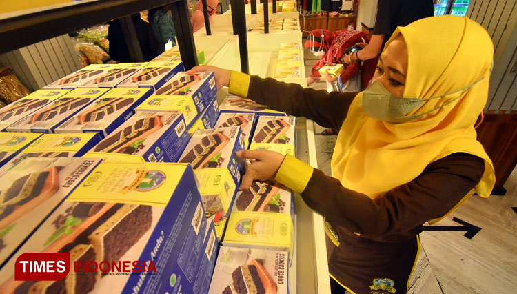 Pelanggan memborong Lapis Kukus Choco Cookies di Store Lapis Kukus Pahlawan, Jalan Diponegoro, Surabaya, Sabtu (13/11/2021). (Foto: Lely Yuana/TIMES Indonesia) 
