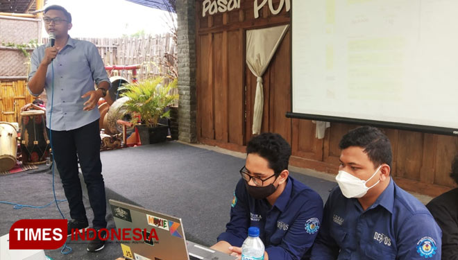 Tim IT Unipma memaparkan prototype aplikasi K-Trash. (Foto: Yupi Apridayani/TIMESIndonesia)