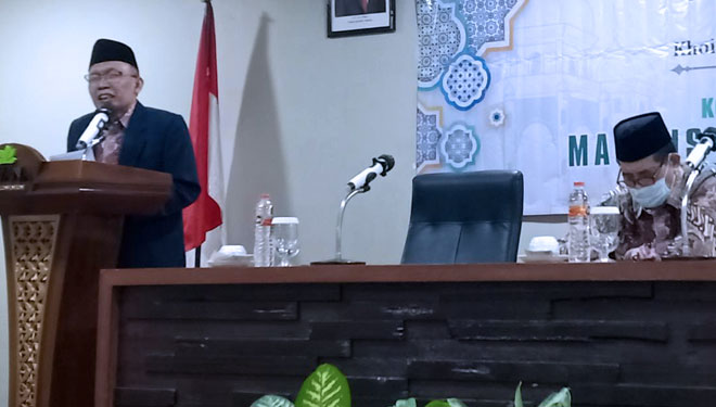 Wakil ketua umum MUI Kota Malang KH Chamzawi (kiri) dan wakil ketua Prof Kasuwi Saiban dalam sarasehan di Savana Hotel. (foto: DJ TIMES Indonesia)