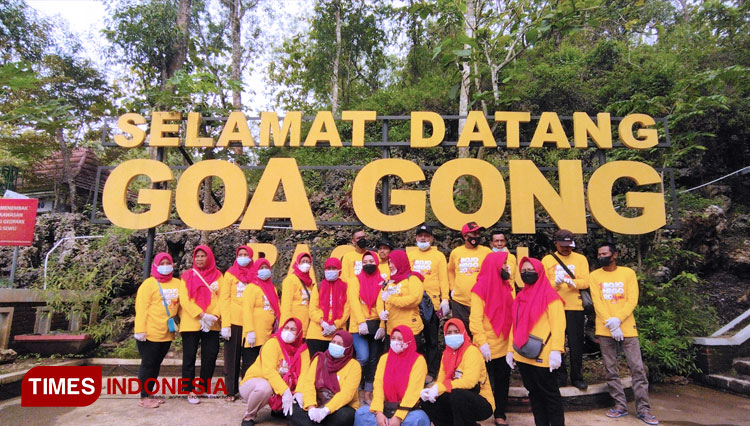 Wisatawan dari Kabupaten Bojonegoro, Jawa Timur berfoto bersama di depan tulisan Selamat Datang Goa Gong. (Foto-foto: Yusuf Arifai/TIMES Indonesia)