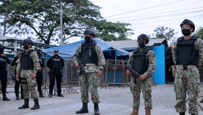 Polisi militer berjaga di luar penjara Guayas 1 setelah kekerasan antara narapidana yang menewaskan 58 orang. (FOTO: The Strait Times/AFP)