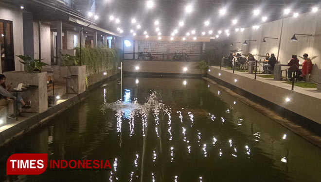 Pengunjung Backyard nongkrong di sekitar kolam menjadi spot unik yang digemari pengunjung (foto:Susi/TIMES Indonesia)