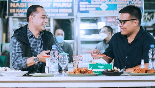 Wali Kota Surabaya Eri Cahyadi dan Pangeran Siahaan nampak akrab makan malam bersama di salah satu Sentra Wisata Kuliner. (FOTO: dok. Pribadi for Times Indonesia)