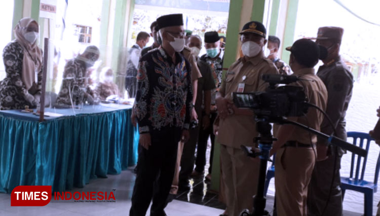 Bupati Bondowoso KH Salwa Arifin saat meninjau langsung pelaksaan Pilkades Serentak di Kecamatan Tenggarang (FOTO: Moh Bahri/TIMES Indonesia).