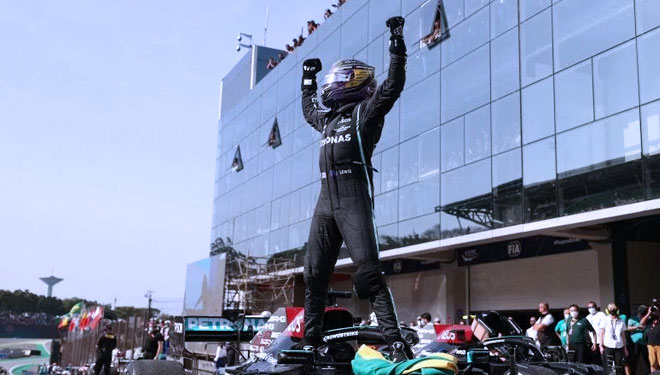 Pebalap Mercedes Lewis Hamilton melakukan selebrasi setelah memenangi Grand Prix Brazil di Sirkuit Jose Carlos Pace, Sao Paulo. (14/11/2021) (Foto: REUTERS/Lars Baron)