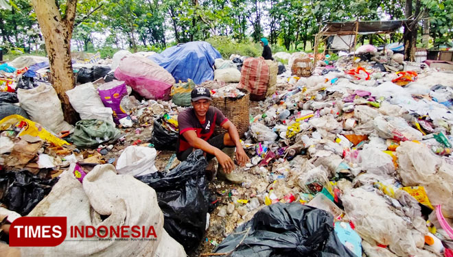 Salah satu pemulung di TPA Supit Urang, Harianto saat ditemui awak media, Senin (15/11/2021). (Foto: Rizky Kurniawan Pratama/TIMES Indonesia)