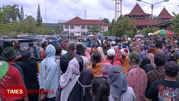 Ribuan petani tebu datangi Pendopo Bupati Indramayu. (FOTO: Muhamad Jupri/TIMES Indonesia)