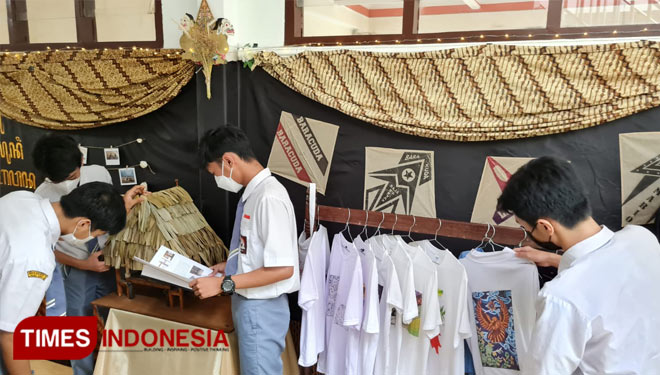 Salah satu stand pameran seni budaya SMAN 3 Malang yang menampilkan kaos buatan sendiri. (Foto: Kiagus Firdaus/TIMES Indonesia)