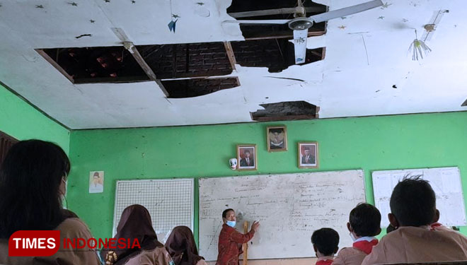 Siswa Kelas 8C SMPN 27 mengungsi saat PTM di kelas lain, kondisi kelasnya pun memprihatinkan (Foto: Akmal/TIMES Indonesia)