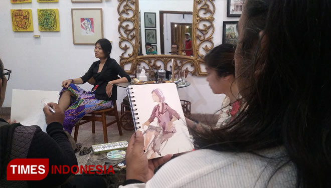 Seniman saat melukis model secara langsung di pameran Soerabaia Heroik Tempo Doleoe, Minggu (14/11/2021). (Foto: Khusnul Hasana/TIMES Indonesia)
