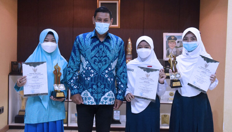 Wali Kota Kediri bersama siswi yang berhasil meraih juara dalam ajang Musabaqah Tilawatil Quran (MTQ) ke-29 tingkat Jawa Timur (Foto/Protokol dan Komunikasi Pimpinan Sekretariat Daerah Kota Kediri)