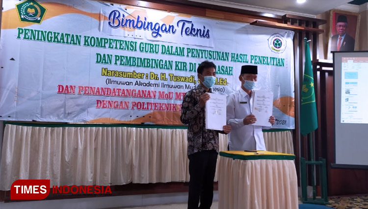 Direktur Politeknik Banjarnegara Dr Tuswadi dan Kepala MTs Negeri 2 Wonosobo Drs Yatiman, menunjukkan MoU paska penandatanganan (FOTO: Dr Tuswadi for TIMES Indonesia)