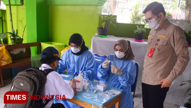 Suasana pelaksanaan swab antigen bagi pelajar di Kota Malang. (Foto: Adhitya Hendra/TIMES Indonesia)