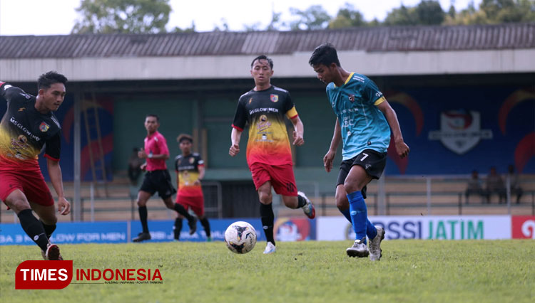 Aksi saling menyerang antara Persid Jember dan Singhasari FC. (FOTO: Siti Nur Faizah/TIMES Indonesia)