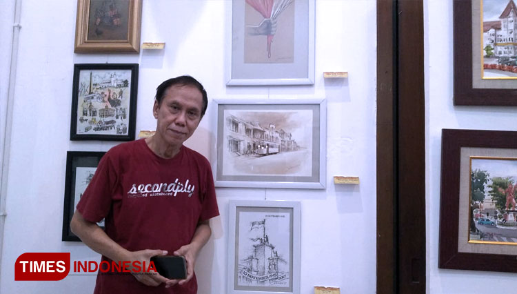 Andreanus Gunawan pelukis Surabaya yang melukis Poster tahun 70-an. (FOTO: Khusnul Hasana/TIMES Indonesia).