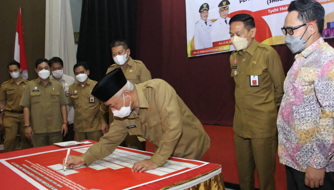 Bupati Malang Abah Sanusi ketika menandantangani komitmen penyusunan Smart City. (Foto : Bagian Prokopim Kabupaten Malang for TIMES Indonesia).