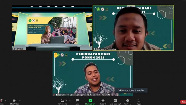 Saat pemateri webinar membuka sesi tanya jawab interaktif.