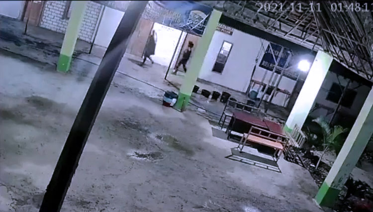 Viral, Aksi Pencuri ala Ninja Satroni Balai Desa di Lamongan Terekam CCTV