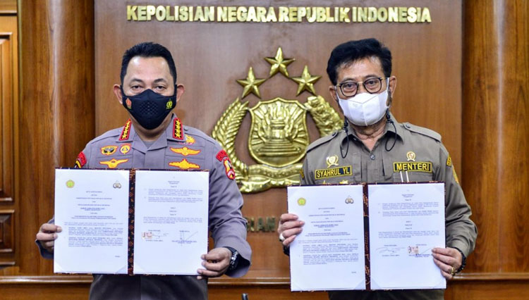 Kapolri dan Mentan menunjukkan MoU terkait Penguatan di sektor Pangan. (Foto: Dok. Humas Polri)