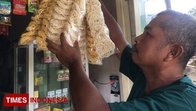 Suwar, salah satu produsen kerupuk di Ngawi. (Foto: M.Miftakul/TIMES Indonesia)Alternatif mengurangi jumlah kerupuk dalam kemasan imbas naiknya harga minyak goreng curah. (Foto: M.Miftakul/TIMES Indonesia)