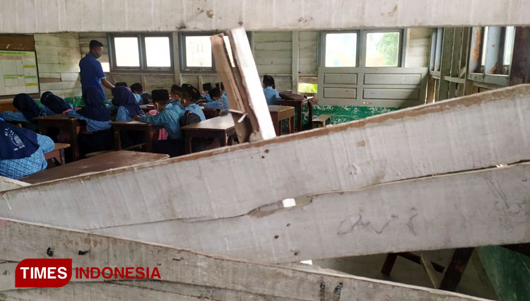 Salah satu kelas yang tidak layak pakai, dinding berlobang, kramik pecah hingga atap bocor yang tetap digunakan sebagai pembelajaran di MI Al-Hikmah Made Jombang (FOTO : Rohmadi/TIMES Indonesia)