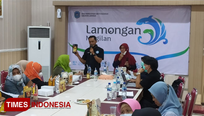 Pihak Oke Oce INA Makmur, menyampaikan penjelasan kepada pelaku UMKM, saat kurasi produk di Kantor Disperindag Lamongan, Selasa (16/11/2021). (FOTO: MFA Rohmatillah/ TIMES Indonesia)