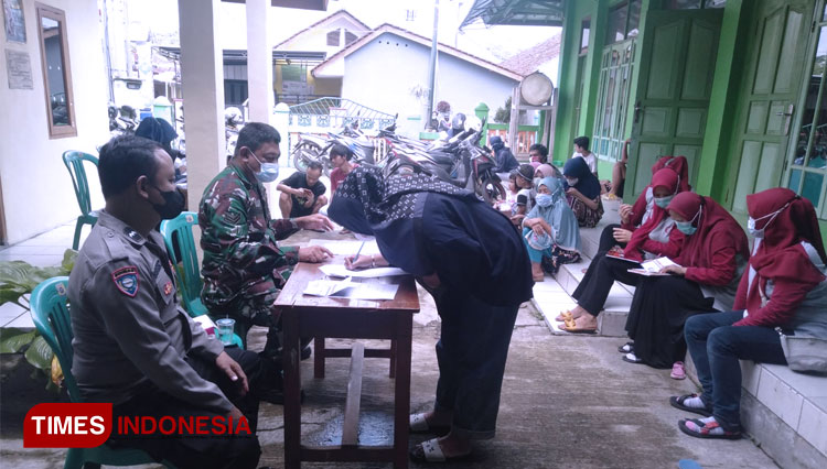 Polsek Leuwisari Melalui Bhabinkamtibmas bersama Koramil Leuwisari melalui Babinsa secara Insentif melakukan pemantauan vaksinasiCovid- 19 (Foto: Anton/TIMES Indonesia)