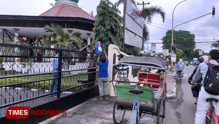 Sat intelkam Polres Kebumen bagi-bagi sembako kepada Abang becak. (FOTO: Humas Polres Kebumen for TIMES Indonesia)