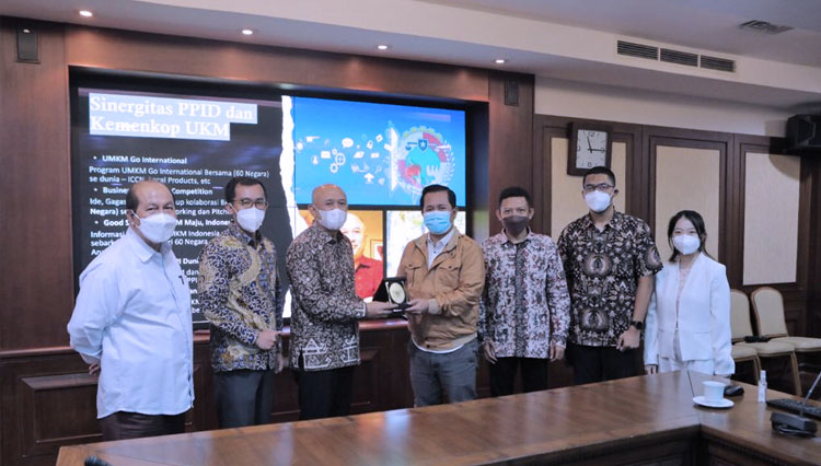 Silaturahim PPI Dunia dengan Menkop UKM Tetan Masduki. (foto: PPI Dunia for TIMES Indonesia)