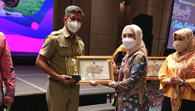 Kepala Dinas Peternakan dan Perikanan Kabupaten Blitar, Toha Mashuri menerima Penghargaan juara II RPH-R di salah satu hotel di Kota Surabaya, Senin (16/11/2021). (Foto: Kominfo Kab Blitar)