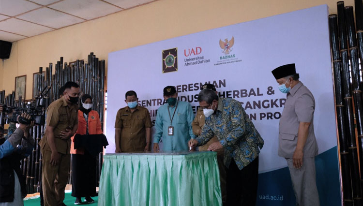 Rektor UAD ketika melakukan penandatanganan peresmian sentra Industri Herbal dan pompa hidram. (FOTO: Humas UAD for TIMES Indonesia)