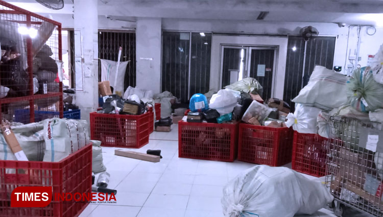 Dua Hari Setelah Big Sale 11.11, jasa pengiriman barang J&T Express mendapat banyak paket dan membuat proses pengiriman semakin lama. (Foto: Evita Dwi Magistra/ TIMES Indonesia)